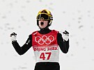 Marius Lindvik se raduje po vítzství na olympijském velkém mstku.