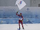 Sergej Usugov finiuje s vlajkou Ruského olympijského výboru.