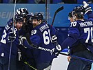 Hokejisté Suomi se radují po brance do odkryté brány.