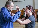 Michal Janou�ek a redaktorka MF DNES Marie Ku�erov� tr�nuj� sebeobranu.