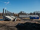 Jako prvn� vyrostla tribuna na severn� stran� stadionu. Nalevo od n� je vid�t...
