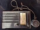 Bra�na obsahovala lampov� r�dio s n�vodem a ant�nou, cestovn� pas vydan�...