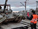 Ruský tank naloen na elezniní nástupit po skonení vojenských cviení v...