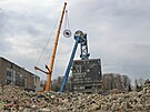 Pracovn�ci st�tn�ho podniku Diamo demontuj� d�ln� v� Dolu Sta��� III u...