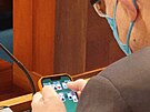 Ministr zdravotnictví Vlastimil Válek hraje na mobilu karty bhem jednání...
