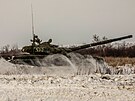 Ruský tank bhem cviení v petrohradském vojenském okruhu (14. února 2022)
