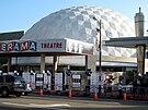 Slavné premiérové kino Cinerama Dome z roku 1963 je v Hollywoodu postavené z...
