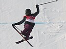 Estonská akrobatická lyaka Kelly Sildaruová v olympijském finále slopestylu.
