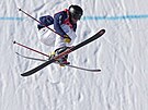 Americký akrobatický lya Alexander Hall  v olympijském finále ve slopestylu.