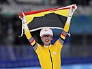 Belgický rychlobrusla Bart Swings se raduje z olympijského triumfu v závod s...
