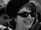Krom sluneních brýlí a toky se Jackie Kennedyová asto neobela také bez...