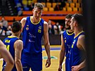 Opavtí basketbalisté Ludk Jureka, Jakub iina, Mattias Markusson, Filip...