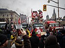 Lidé v kanadské metropoli Ottaw u skoro ti týdny protestují proti covidovým...
