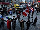Lidé taní v uzavených ulicích kanadské Ottawy. idii kamion a jejich...