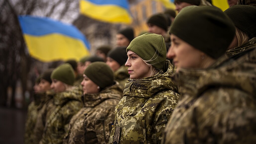 Ukrajintí vojáci pózují bhem oslav Dne jednoty v Odse (16. února 2021)