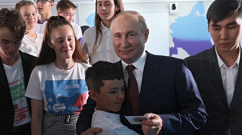 Ruský prezident Vladimir Putin se studenty vzdlávacího centra pro dti ve...