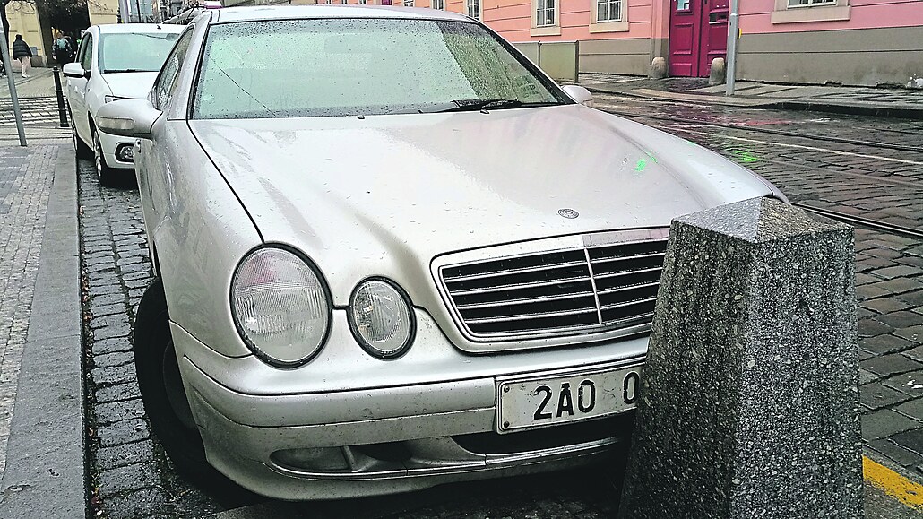 V Karmelitské ulici zakryl zna�ku sloupek. Naschvál?