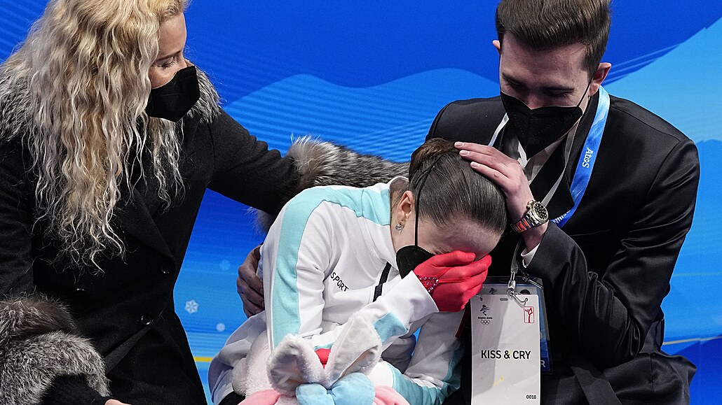 Ruska Kamila Valijevová smutní po své volné jízdě na ZOH v Pekingu. (17. února...