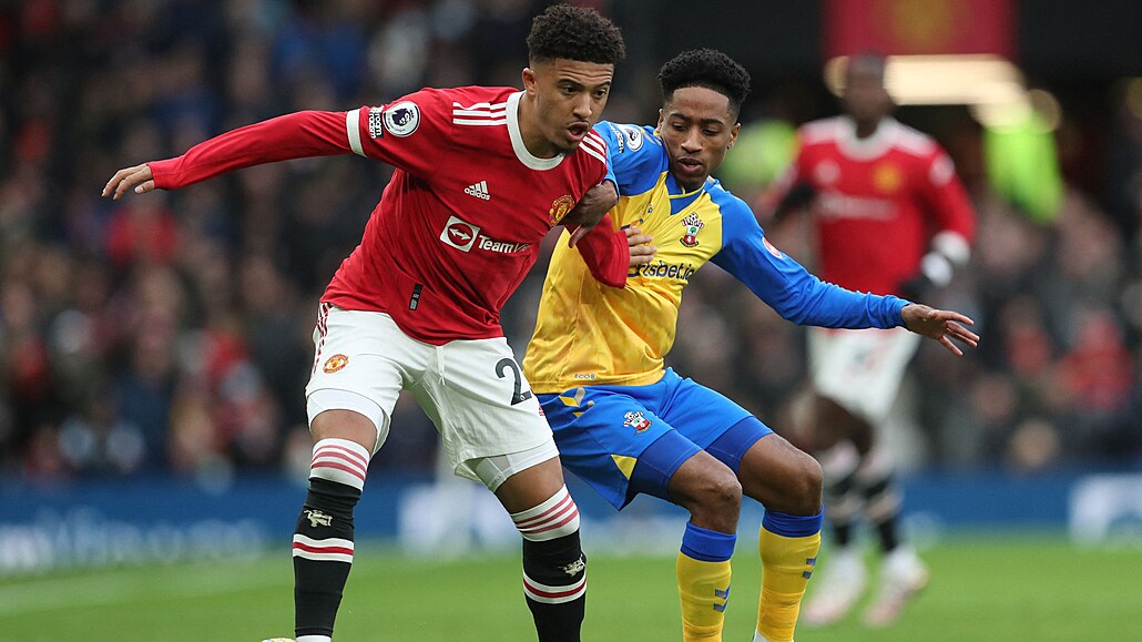 Jadon Sancho (Manchester United) si kryje mí� p�ed Kylem Walkerem-Petersem ze...