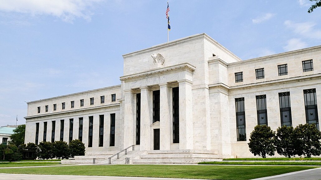 Jižní průčelí budovy americké centrální banky ve Washingtonu (18. června 2011)