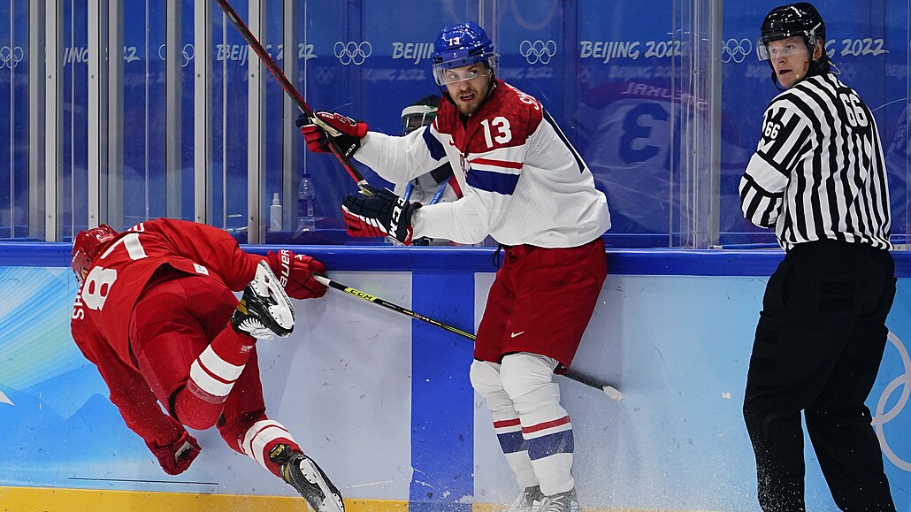 Ruský hokejista Vadim ipaov pi nájezdu do mantinelu (12. února 2022)