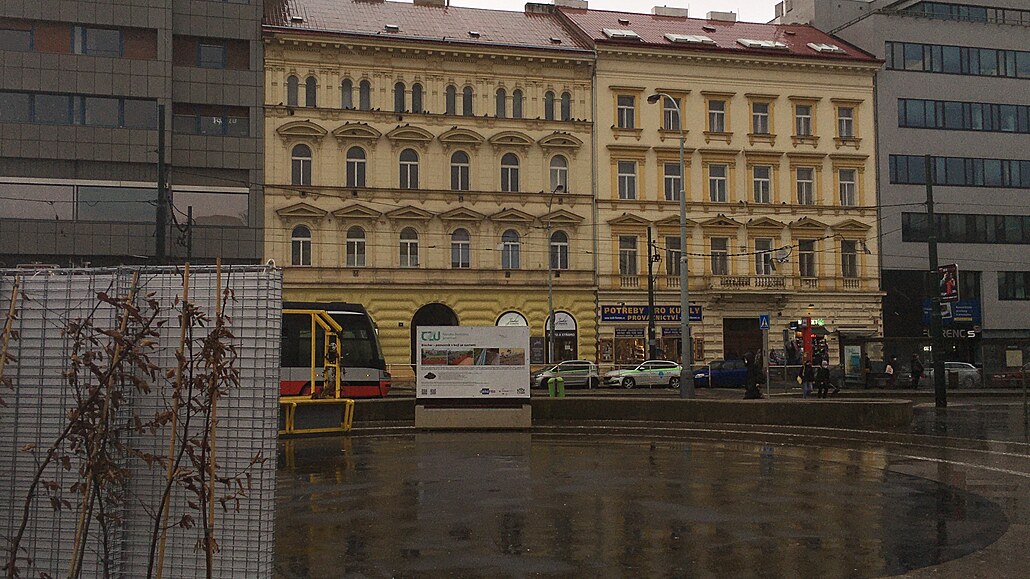 Sou�asný stav. Sloup s hodinami dosud chybí.