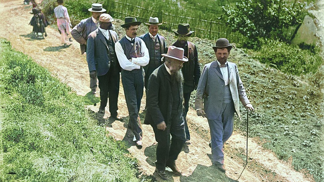 Rodin (vp�edu vlevo) jde k domu Jo�i Uprky, vedle n�j je Alfons Mucha, za nimi...