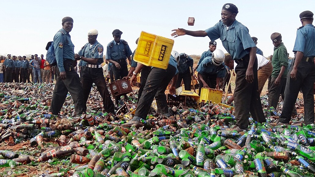Policie Hisbah niící lahve s pivem ve stát Kano (27. listopadu 2013)