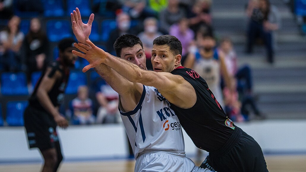 Jakub Petrá� (vlevo) z Kolína si �íká o mí�, brání ho nymburský Petr Benda.