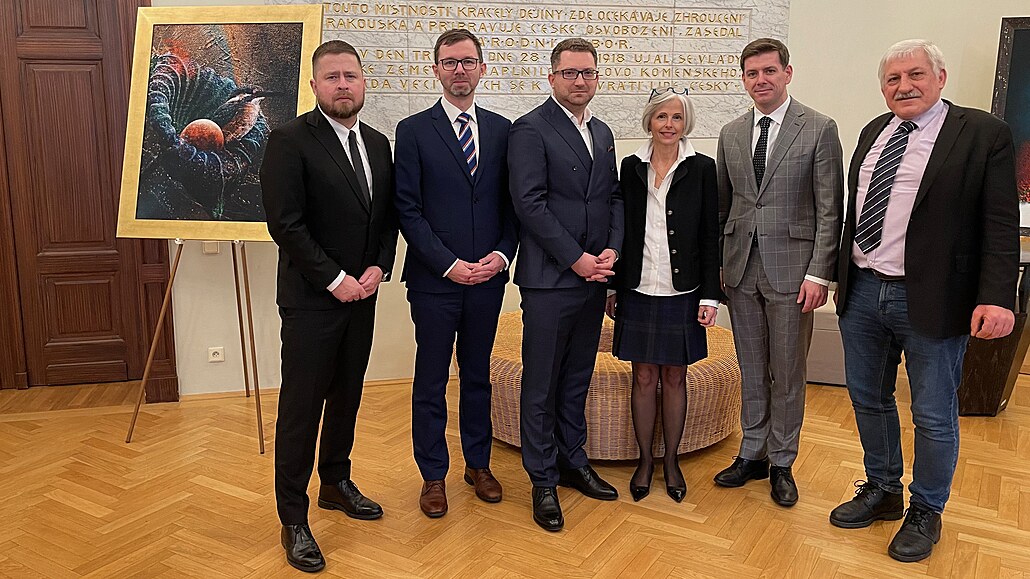 Zakladatelé Spolku pro výstavbu sochy Aloise Ra�ína v Obecním dom� - zleva �len...