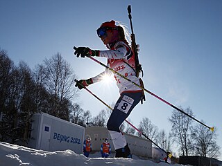 Biatlonistky bojují ve tafetovém závod na zimních olympijských hrách v...