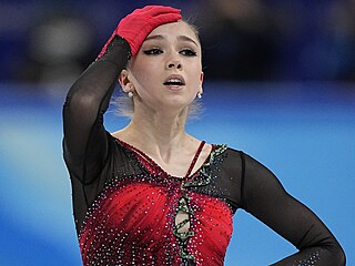 Kamila Valijevová v souti drustev na olympijských hrách v Pekingu.