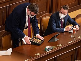 Ministr financí Zbynk Stanjura rozdává dalí balení okolád. (16. února 2022)