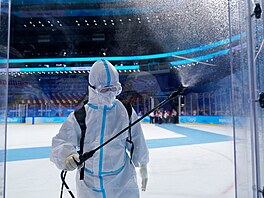 Pracovník dezinfikuje ledovou plochu po enském hokejovém zápase o zlatou...