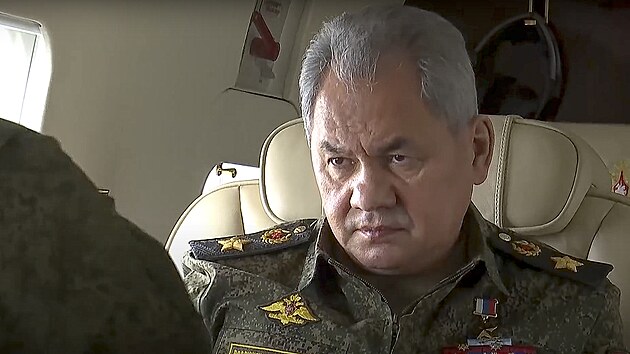 Rusk ministr obrany Sergej ojgu na palub vrtulnku bhem ruskch nmonch cvien ve Stedozemnm moi (15. nora 2022) 