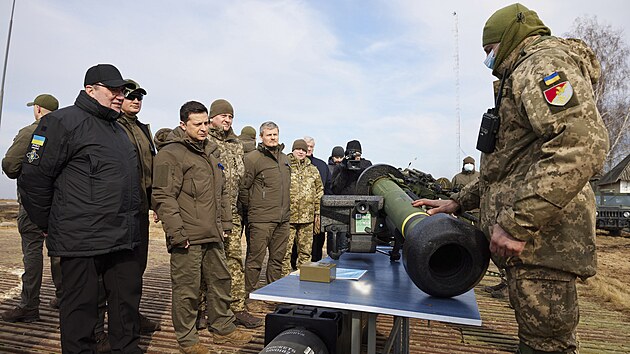 Ukrajinsk prezident Volodymyr Zelenskyj si na manvrech nedaleko msta Rovno prohl protitankov raketov komplet NLAW. (16. nora 2022) 