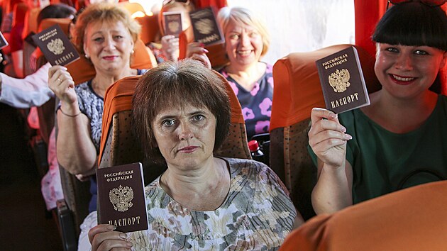 Od roku 2019 obdrželo ruský pas více než 720 000 obyvatel separatistických republik na východě Ukrajiny. (27. června 2020)