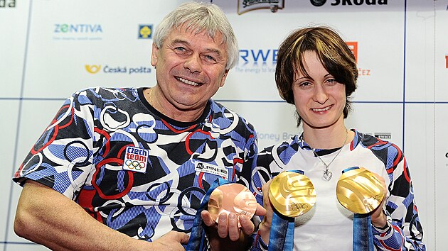 VANCOUVER 2010: Martina Sblkov a kou Petr Novk ukazuj medailovou sbrku.