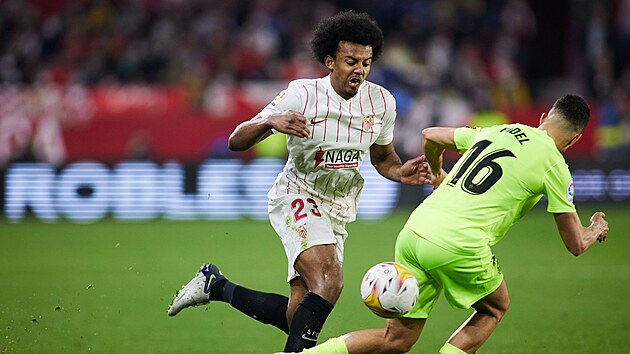 Jules Kounde ze Sevilly a Fidel Chaves z Elche.