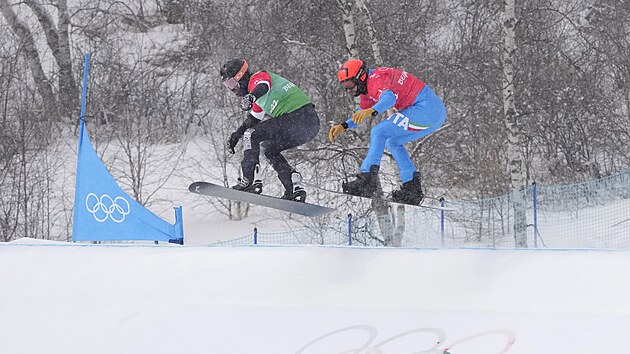 Omar Visintin (vpravo) z Itlie a Nick Baumgartner z USA v tmovm zvod ve snowboardcrossu.