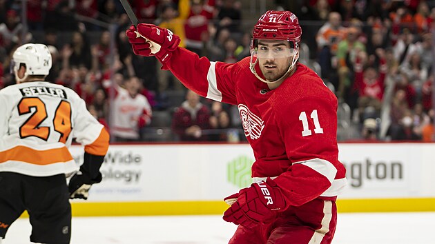 Filip Zadina z Detroitu oslavuje g�l proti Philadelphii.