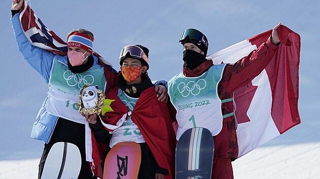 Ti nejlep snowboardist v discipln Big Air. Zleva: stbrn Mons Risland z  Norska, vtz Su I-ming z ny a bronzov Kanaan Max Parrot.