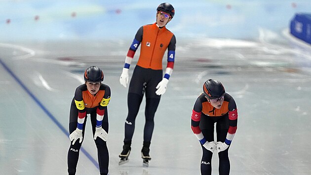 JEN BRONZ. Nizozemsk rychlobruslaky v cli olympijskho zvodu drustev. Zleva: Irene Schoutenov, Ireen Wstov a Marijke Groenewoudov.