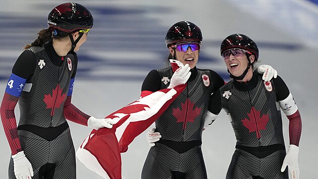 Kanadsk rychlobruslaky se raduj ze zlata v tmov souti. Zleva: Valerie Maltaisov, Ivanie Blondinov a Isabelle Weidemannov.