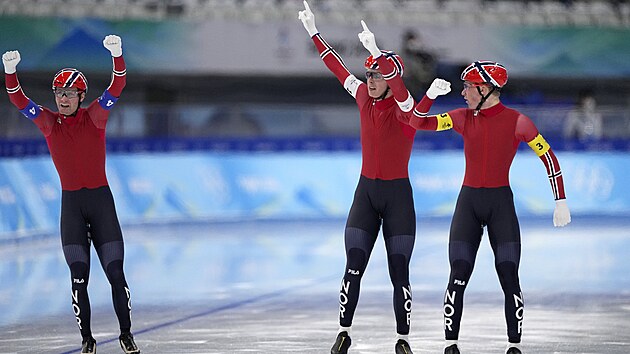 Nort rychlobruslai zskali v tmov souti zlato. Zleva: Sverre Lunde Pedersen, Hallgeir Engebraaten a Peder Kongshaug.