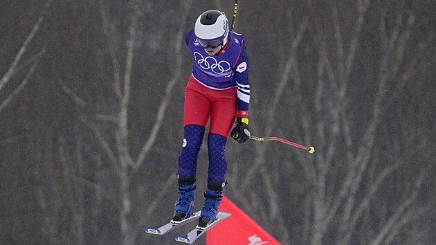 Česká skikrosařka Nikol Kučerová v rozjížďce na olympiádě v Pekingu.