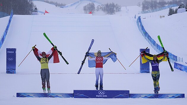 Tři nejlepší skikrosařky z olympijského závodu. Zleva: Marielle Thompsonová z Kanady (stříbro), vítězka Sandra Näslundová ze Švédska a Daniela Maierová (bronz) z Německa.