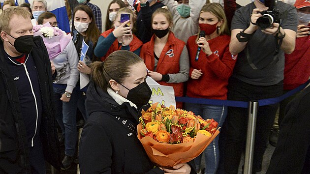 NVRAT. Krasobruslaka Kamila Valijevov se z olympidy v Pekingu vrtila zpt do vlasti. Na moskevskm letiti patnctiletou dvku vtaly destky fanouk potleskem a kyticemi.