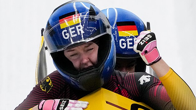 Německé bobistky Laura Nolteová a Deborah Leviová v cíli olympijského závodu.