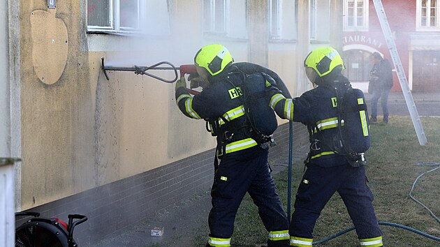 Cvičení hasičů v domě v Kamenné ulici v Chebu, který je určen k demolici. (10. února 2022)
